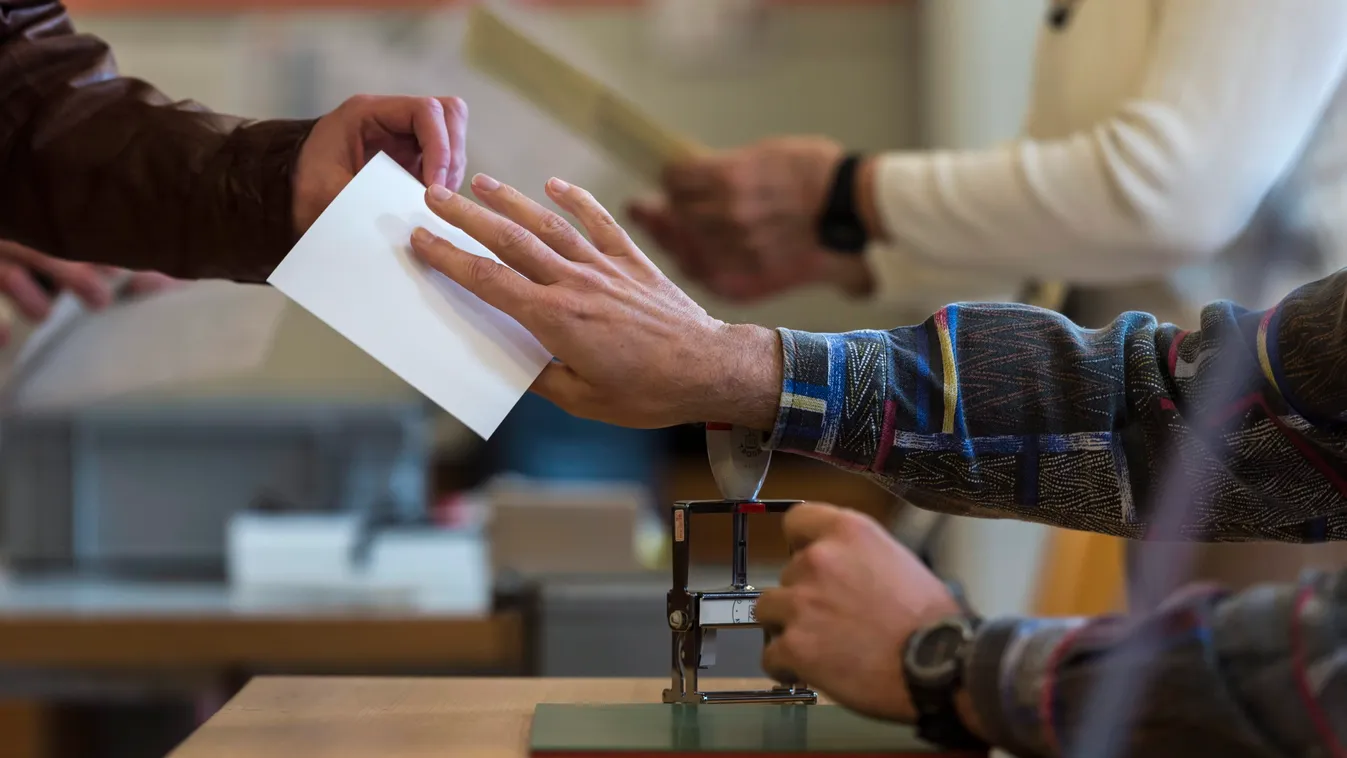 Bern, 214. november 30.
Egy szavazó veszi át szavazólapját egy szavazóhelyiségben a bevándorlás korlátozásáról, valamint a jegybanki aranytartalékról tartott svájci népszavazáson Bernben 2014. november 30-án.  (MTI/EPA/Alessandro della Valle) 