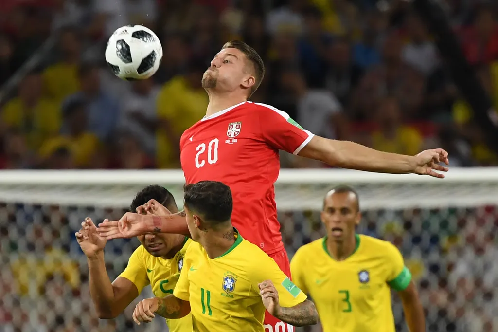 Serbia's midfielder Sergej Milinkovic-Savic (C) jumps for the ball during the Russia 2018 World Cup Group E football match between Serbia and Brazil at the Spartak Stadium in Moscow on June 27, 2018. / AFP PHOTO / Kirill KUDRYAVTSEV / RESTRICTED TO EDITOR