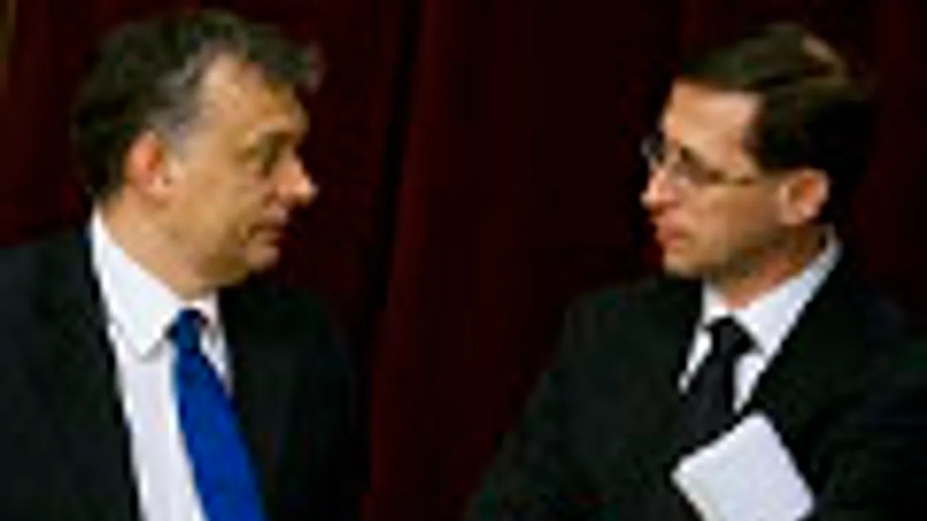 Orbán Viktor és Varga Mihály a parlamentben beszélgetnek, Varga lesz a nemzetgazdasági miniszter