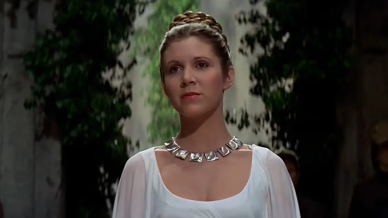 Carrie Fisher színésznő Leia hercegnő szerepében a most árverésre bocsátott ruhában az Új remény c. epizód zárójelenetében 