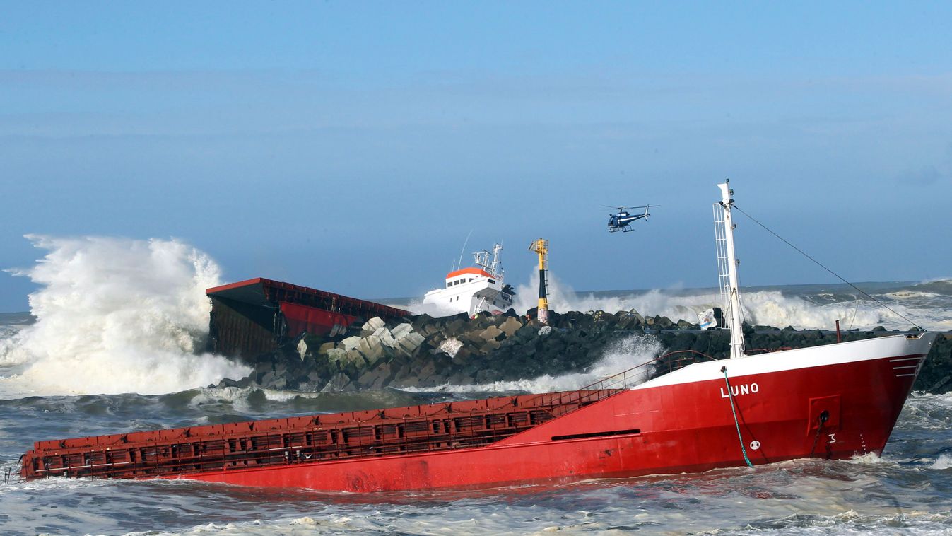 Mólónak ütközött spanyol teherhajóhoz érkezik egy mentőhelikopter a délnyugat-franciaországi Anglet partjainál 2014. február 5-én. A balesetben kettétört teherhajó fedélzetén utazó 11 tengerészből egy megsérült 