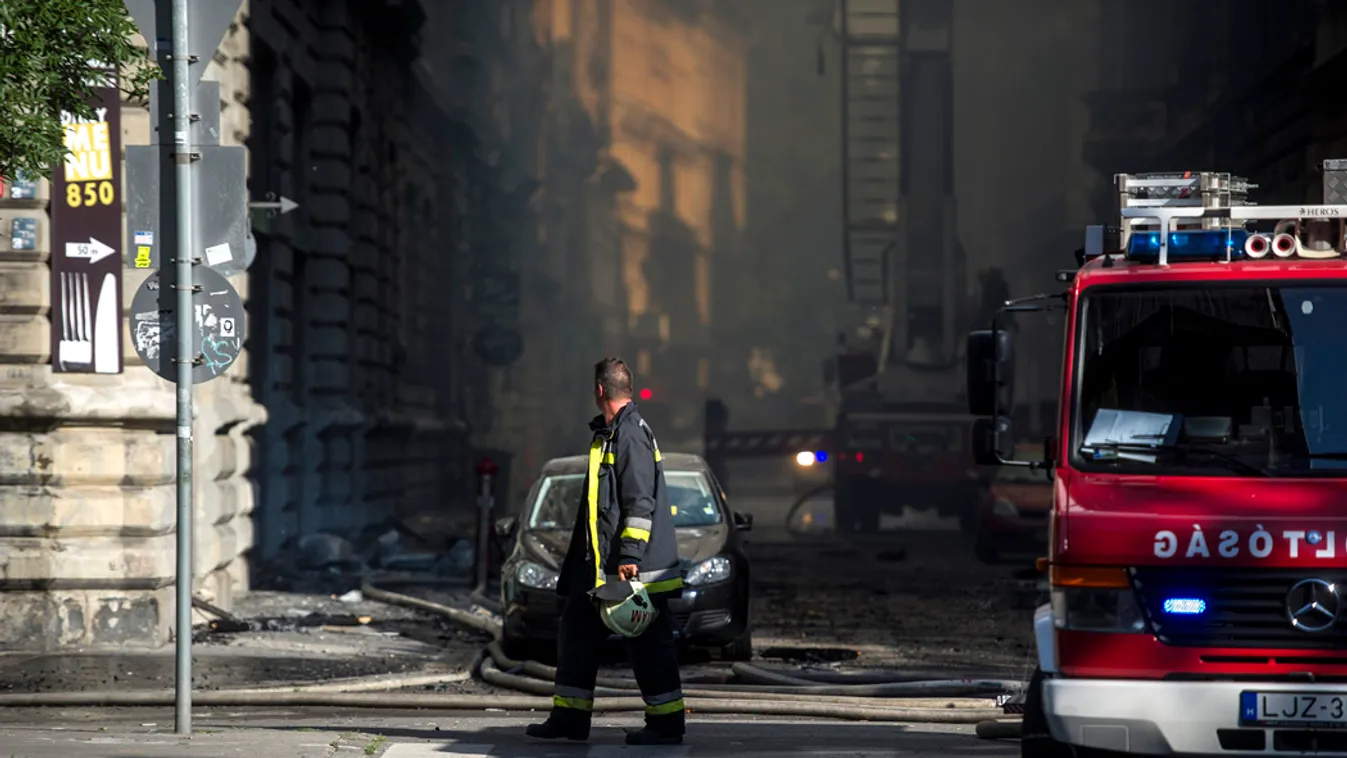 Leégett egy Kodály köröndi lakóház tetőszerkezete és legfelső emelete Budapesten, Andrássy út 