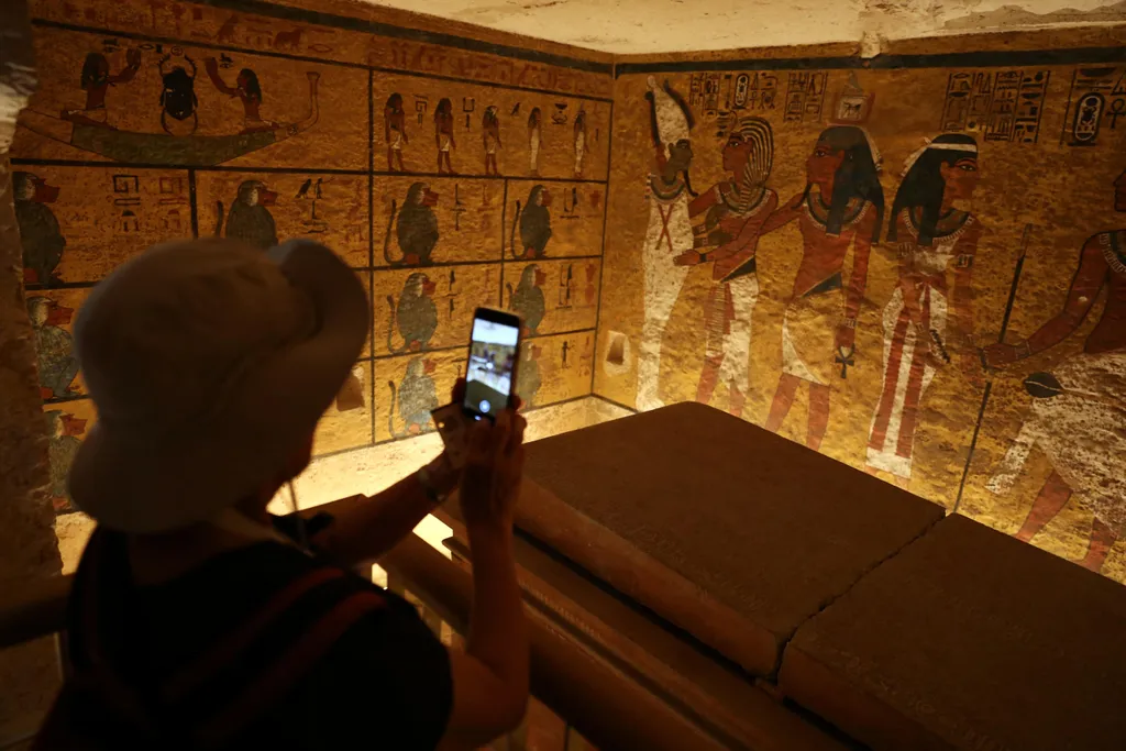 Tutanhamon király sír felfedezés 100 év, Egyiptom,  Egypt marks centenary of King Tut's tomb discovery burial chamber,Egypt,King Tutankhamun,tomb Horizontal 