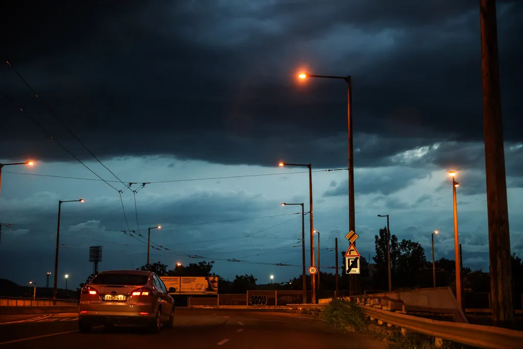 Vihar, viharfelhő, felhőszakadás, eső, időjárás, 2023. 06. 23. Budapest 