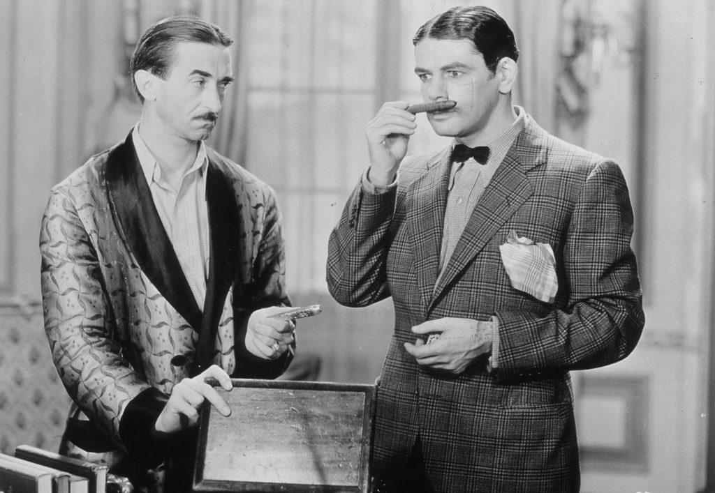 Scarface (1932) usa Cinema costume robe de chambre dressing gown odeur odor sentir respirer to smell to breathe cigare fumer Horizontal SUIT CIGAR SMOKE SMOKING 
