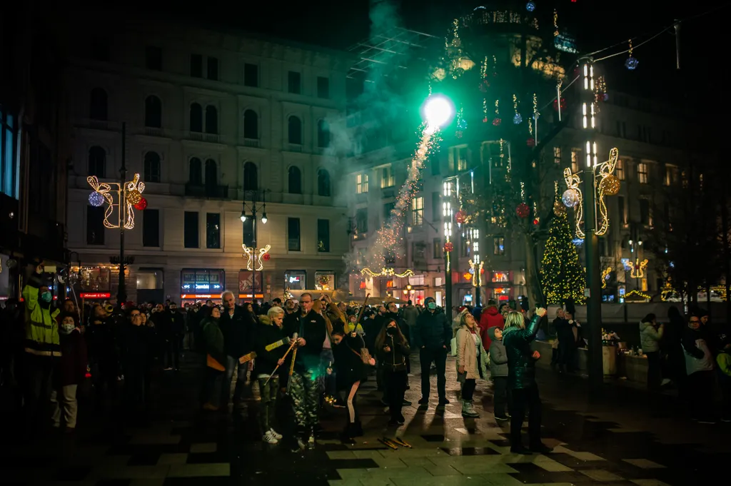 Szilveszter, buli, party, emberek, este, Vörösmarty tér, tűzijáték 