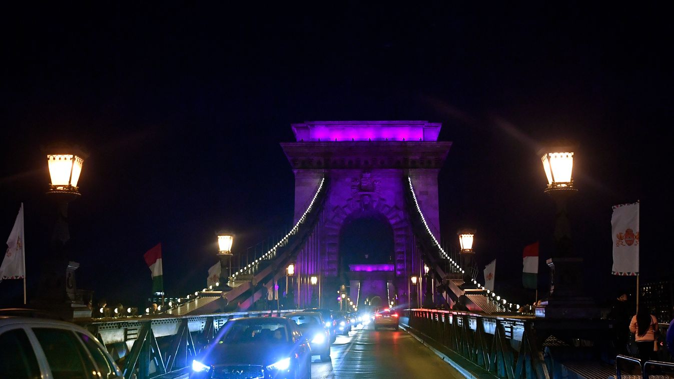 Budapest, 2019. november 17.
A koraszülöttek világnapja alkalmából lila fénnyel megvilágított Lánchíd 2019. november 17-én. A lila szín a koraszülött babák nemzetközi színe.
MTI/Máthé Zoltán 