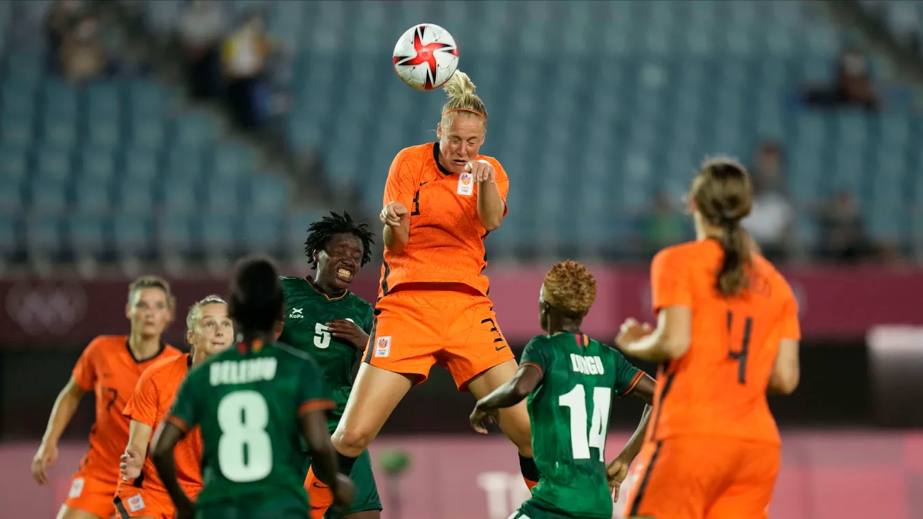 Rifu, 2021. július 21.
A holland Stefanie van der Cragt (k) a világméretű koronavírus-járvány miatt 2021-re halasztott 2020-as tokiói nyári olimpia női labdarúgótorna F csoportjában játszott  Zambia–Hollandia mérkőzésen Rifuban 2021. júlus 21-én. Az ötkar