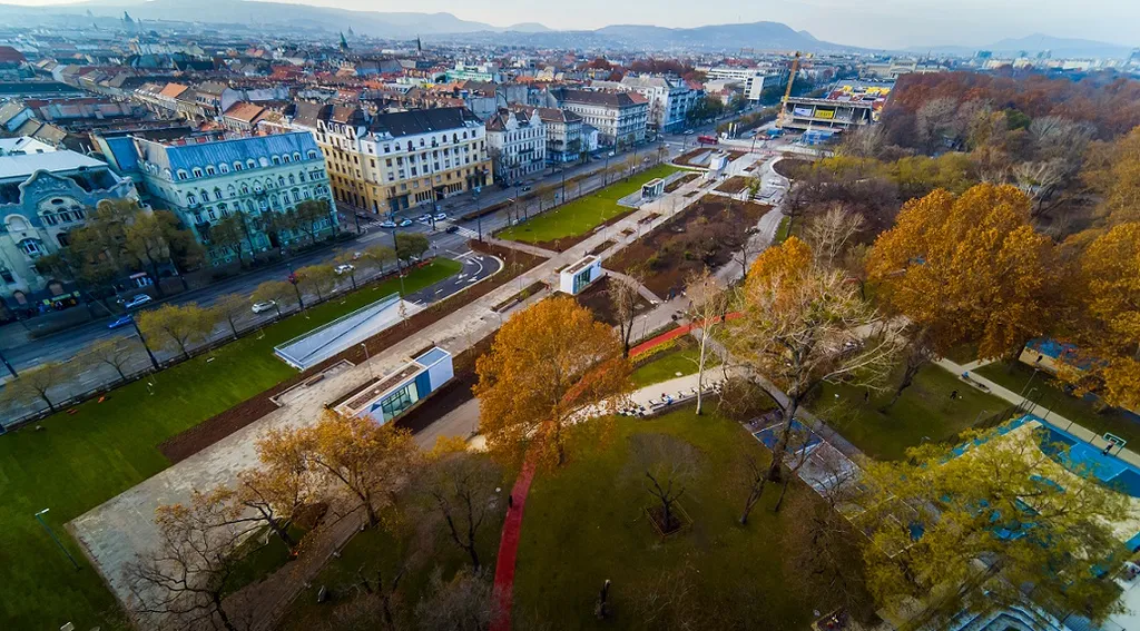 Liget Budapest Projekt 2021-ben is folytatódnak az átadások a Városligetben A Múzeum Mélygarázsnál elegáns sétány és a park határán egy 600 m² területű, ülőbútorokkal kialakított pihenőtér várja a látogatókat. 