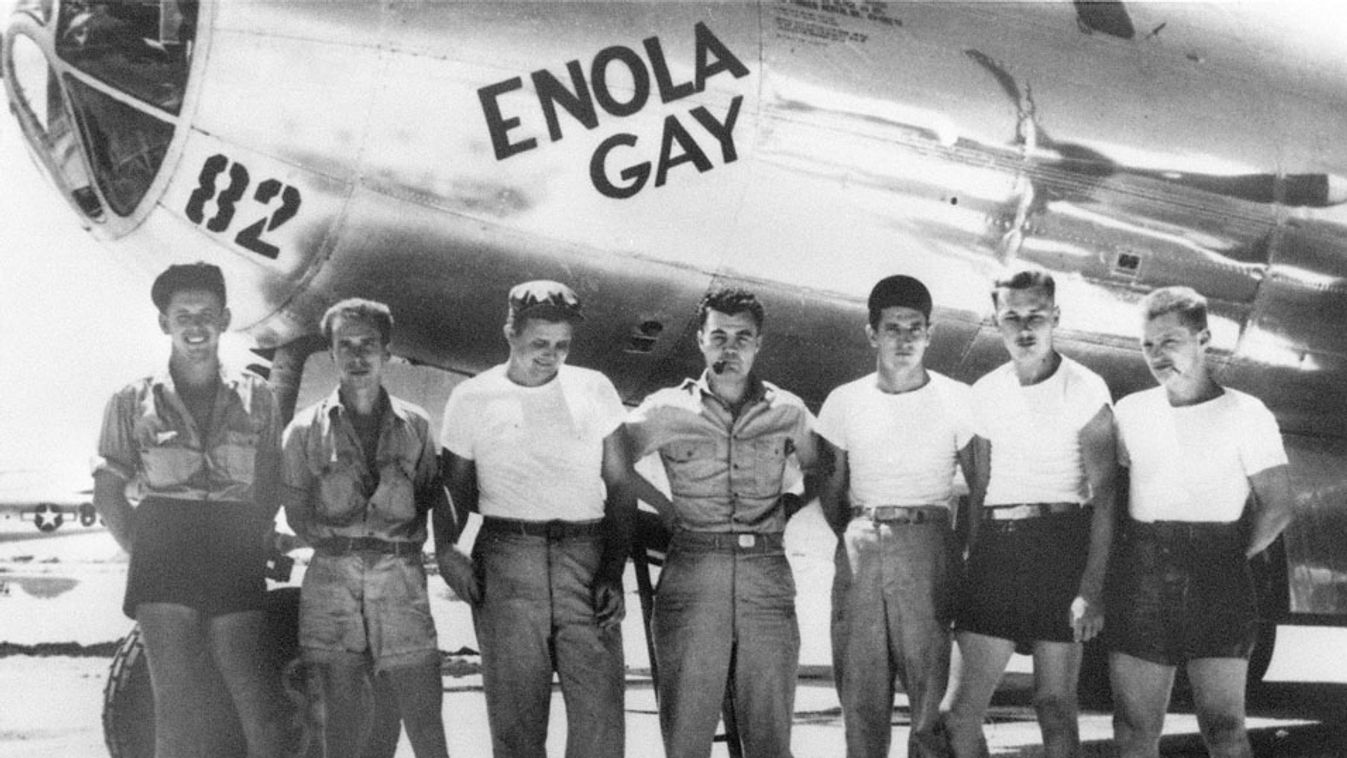 Enola Gay, Az Enola Gay legénysége, középen Paul Tibbets ezredes 