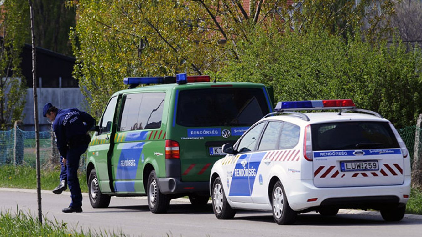 Bűncselekmény, Kettős gyilkosság Sopronban, Rendőrautók állnak Sopronban, az Anger réti lövészklubhoz vezető, lezárt úton, miután 2012. április 17-én lelőtték a lőtér vezetőjét és a klub egyik tagját