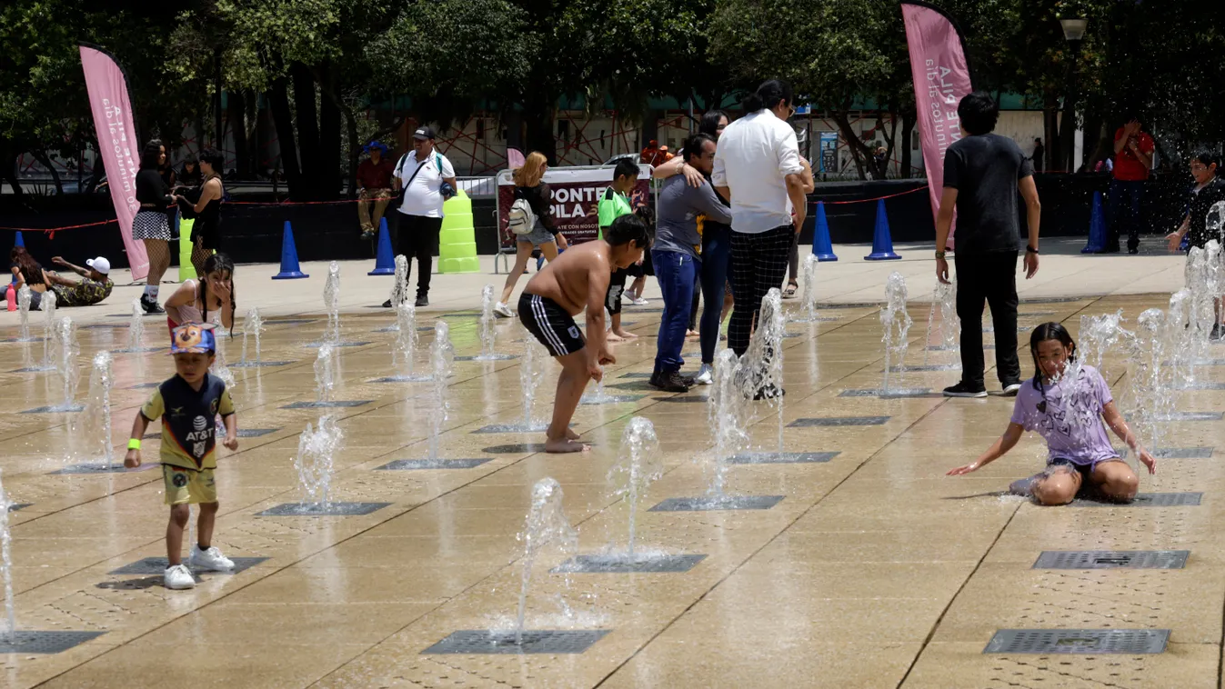 Third Heatwave Affects Mexico City Mexico City Monument to the Revolution heat wave public health dancing fountains families children high temperature alert Horizontal ENTERTAINMENT 