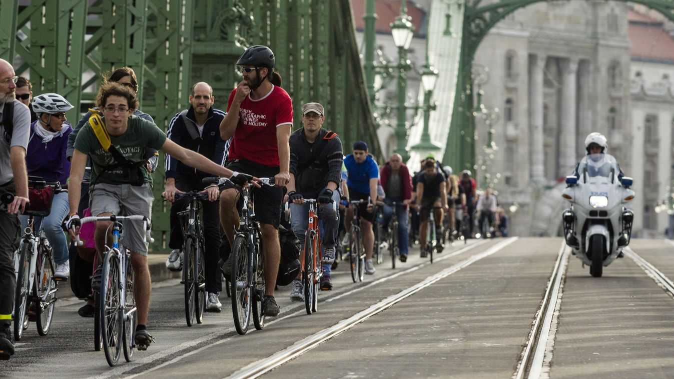 Budapest, 2014. szeptember 27.
A Magyar Kerékpárosklub és a Levegő Munkacsoport közös szervezésű kerékpáros felvonulásának résztvevői a fővárosi Szabadság hídon 2014. szeptember 27-én. Az esemény résztvevői személyesen keresték fel a budapesti főpolgármes