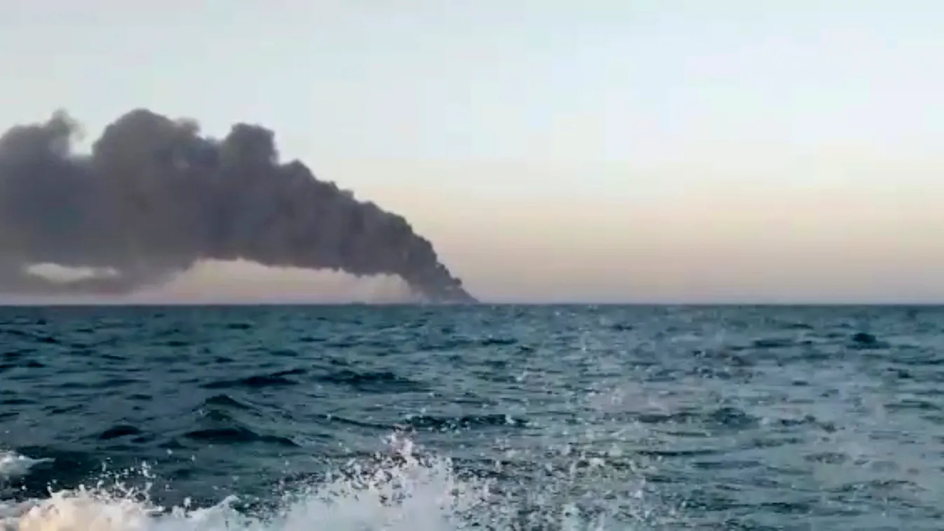 Ománi-öböl, 2021. június 2.
Az Asriran.com által 2021. június 2-án közreadott, videofelvételről készült képen füst száll fel az iráni haditengerészet Kharg nevű hajójáról a Perzsa-(Arab-)öböl bejáratának közelében, az Ománi-öbölben. A Fársz iráni hírügynö