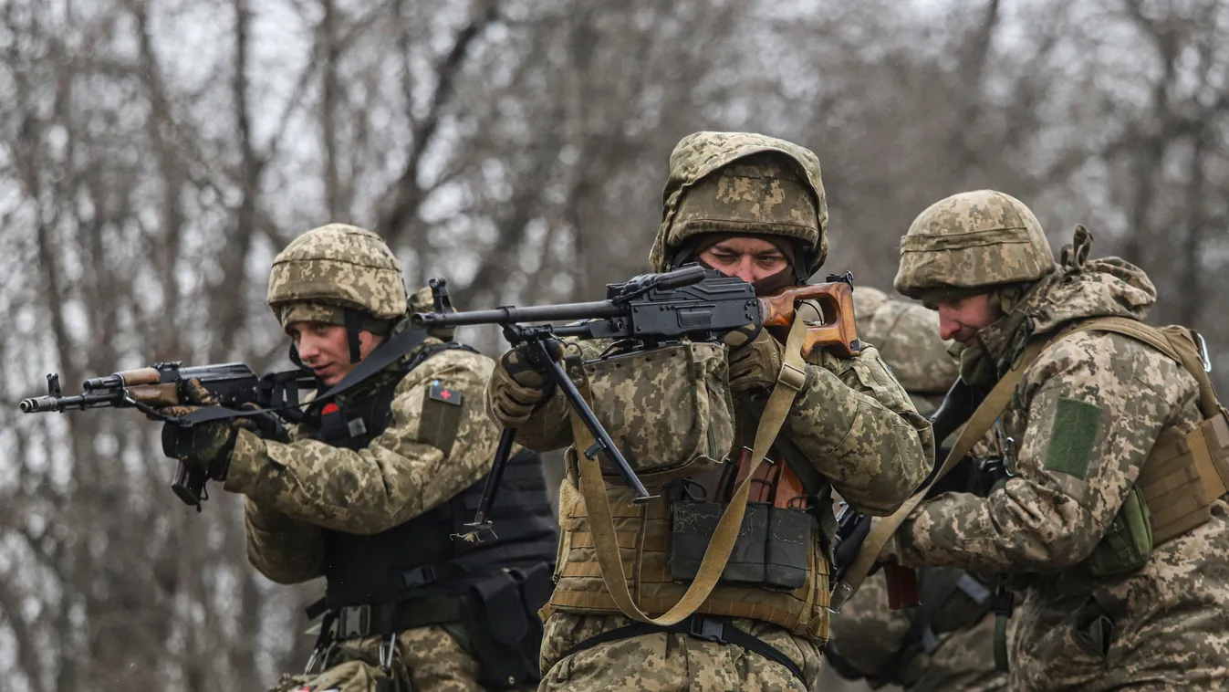 Zaporizzsja régió, 2023. január 24.
Ukrán katonák célra tartanak a délkelet-ukrajnai Zaporizzsja régióban tartott gyakorlatozáson 2023. január 24-én.
MTI/AP/Katerina Klocsko 