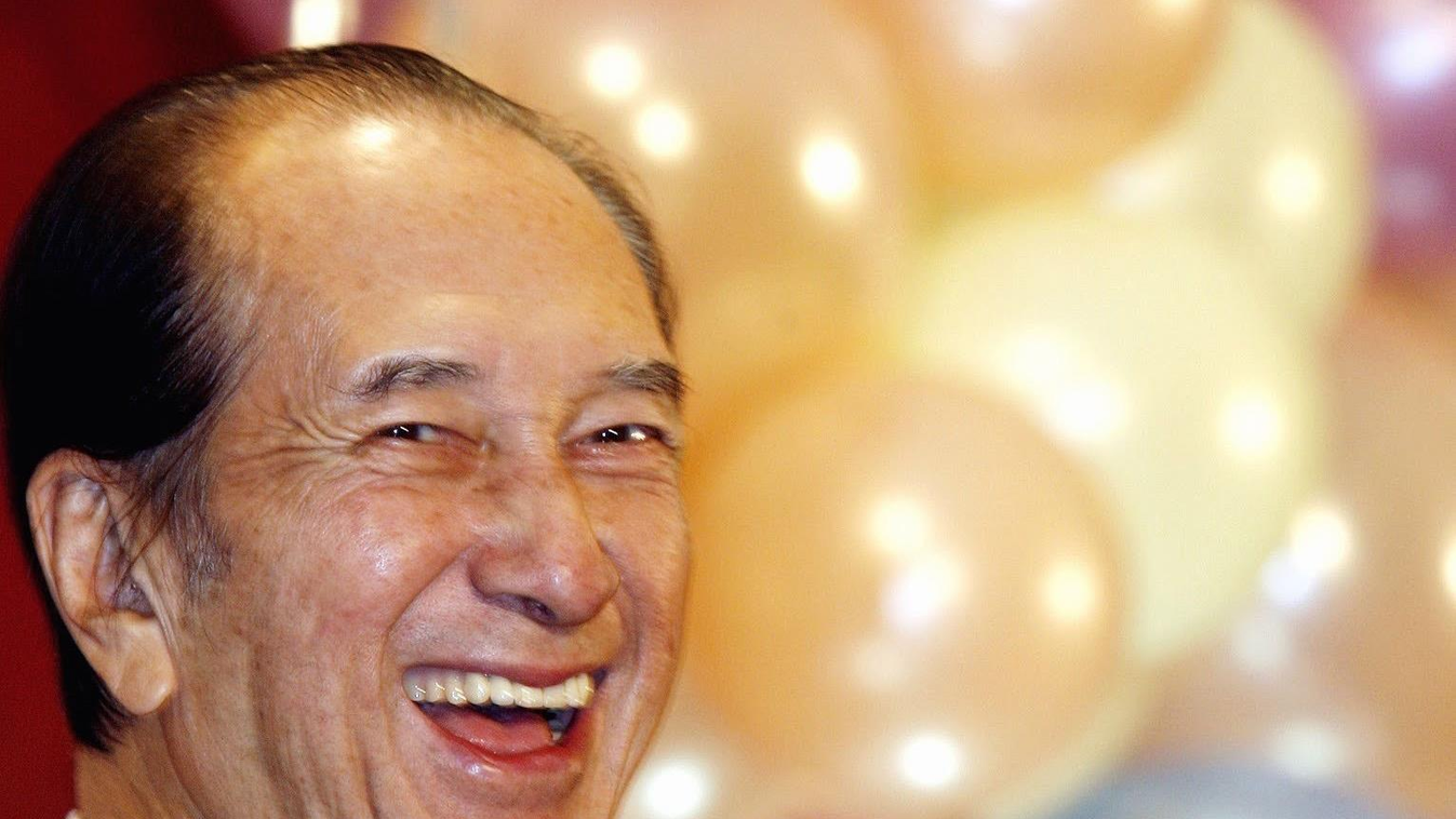 Hongkong, 2020. május 26.
2006. november 20-án, Hongkongban készült kép a 85. születésnapját ünneplő Stanley Ho hongkongi kaszinómágnásról. Az egykori portugál gyarmat, Makaó kaszinóit és a szerencsejátékiparát évtizedeken át uraló Stanley Ho 98 éves korá