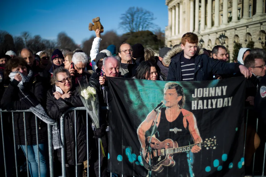 Párizs, 2017. december 9.
Gyászoló tömeg sorakozik Johnny Hallyday néhai francia énekes, filmszínész búcsúztatásán a párizsi Madeleine-templom előtt 2017. december 9-én. A francia szórakoztatóipar egyik legnagyobbjaként számon tartott Hallyday, eredeti nevén Jean-Philippe Smet december 6-án, 74 éves korában elhunyt. (MTI/EPA pool/Yoan Valat) 