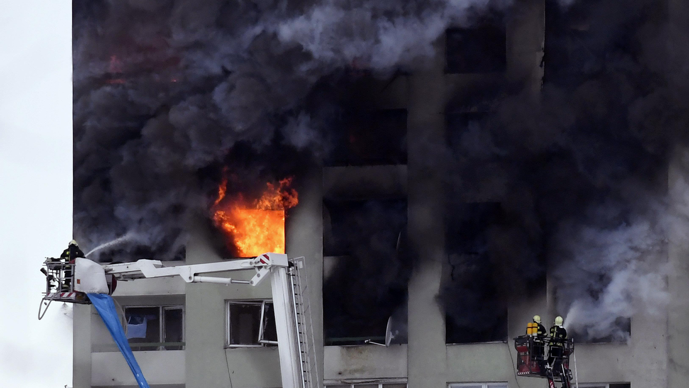 Eperjes, 2019. december 6.
Tűzoltók dolgoznak a lángok megfékezésén egy gázrobbanás miatt kigyulladt tizenkét emeletes épületnél Eperjesen 2019. december 6-án. A detonáció következtében legkevesebb öt ember életét vesztette, a lakók közül sokan a tetőn ra