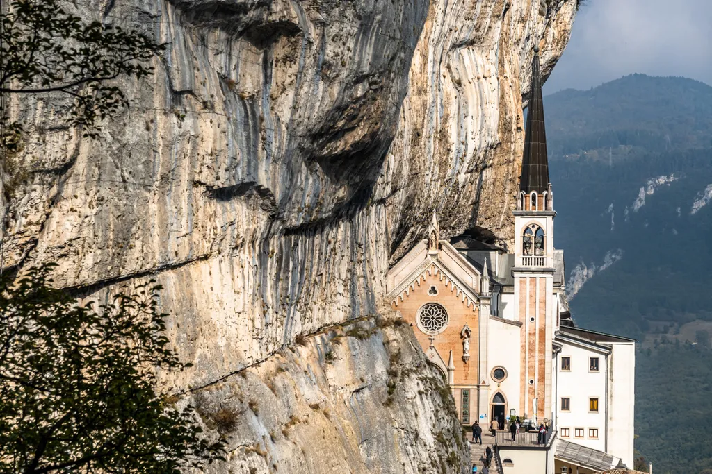 A Madonna della Corona, kegyhely, szentély, zarándokhely, keresztény, vallás, Olaszország, szikla, hegy 