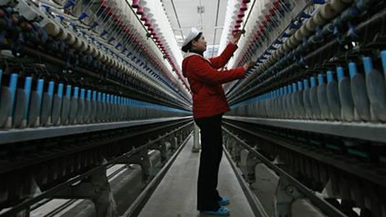 Kína, szén-dioxid-adó, zöldgazdaság, ipari innováció, tömegtermelés, munkás egy kínai textilgyárban, Huaibei 