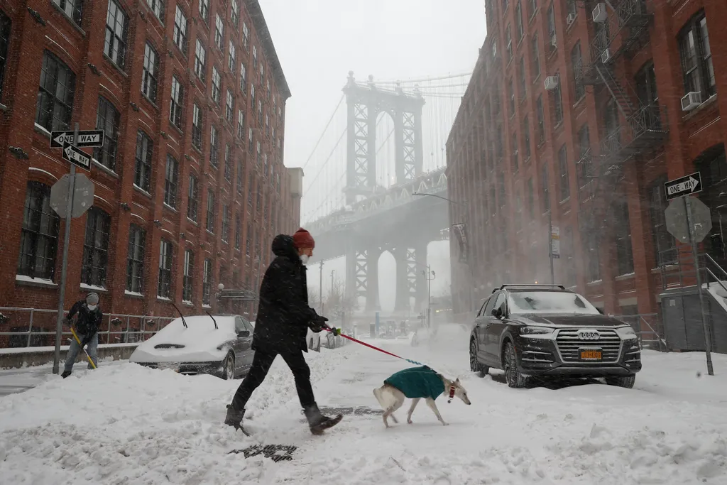 hóvihar az Egyesült Államokban 2022.01.29. Nor’easter winter storm hits New York ​​​​​​​Snowy weather,Brooklyn,dumbo brooklyn,Manha Horizontal 