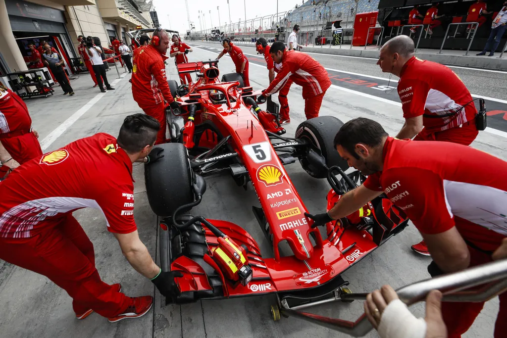 A Forma-1-es Bahreini Nagydíj pénteki napja, Sebastian Vettel, Ferrari 