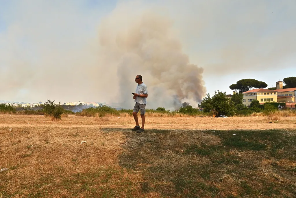 weather Horizontal Tűz ütött ki egy római parkban 