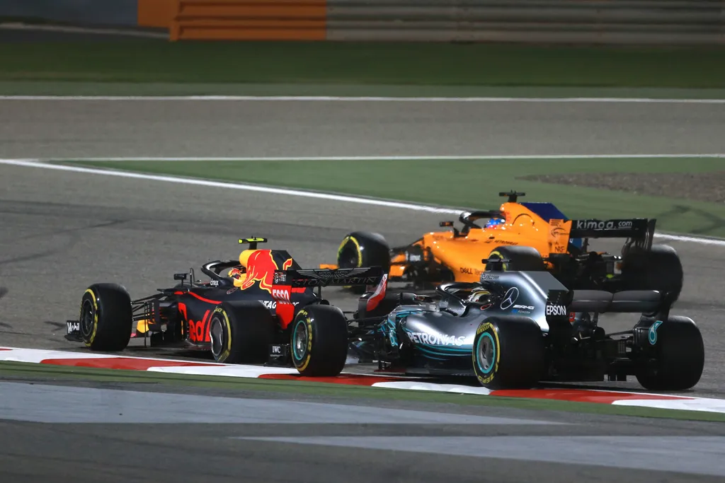 A Forma-1-es Bahreini Nagydíj, Lewis Hamilton, Mercedes-AMG Petronas, Max Verstappen, Red Bull Racing 