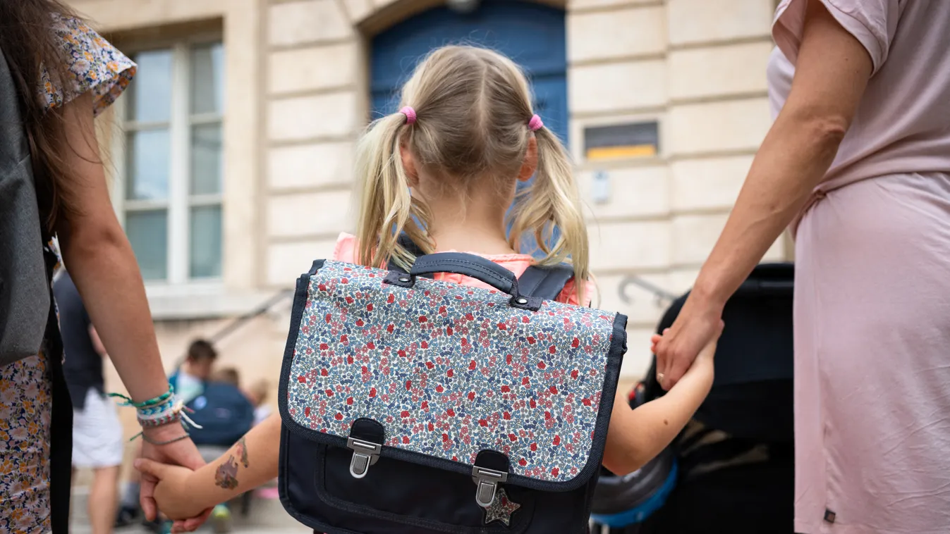 FRA - RENTREE SCOLAIRE schoolbag back to school apprehension hands duvets cartable ecole ecole primaire enfant enfants illustration rentree rentree scolaire mains couettes education complicite versailles Horizontal SCHOOL CHILD GIRL FAMILY 