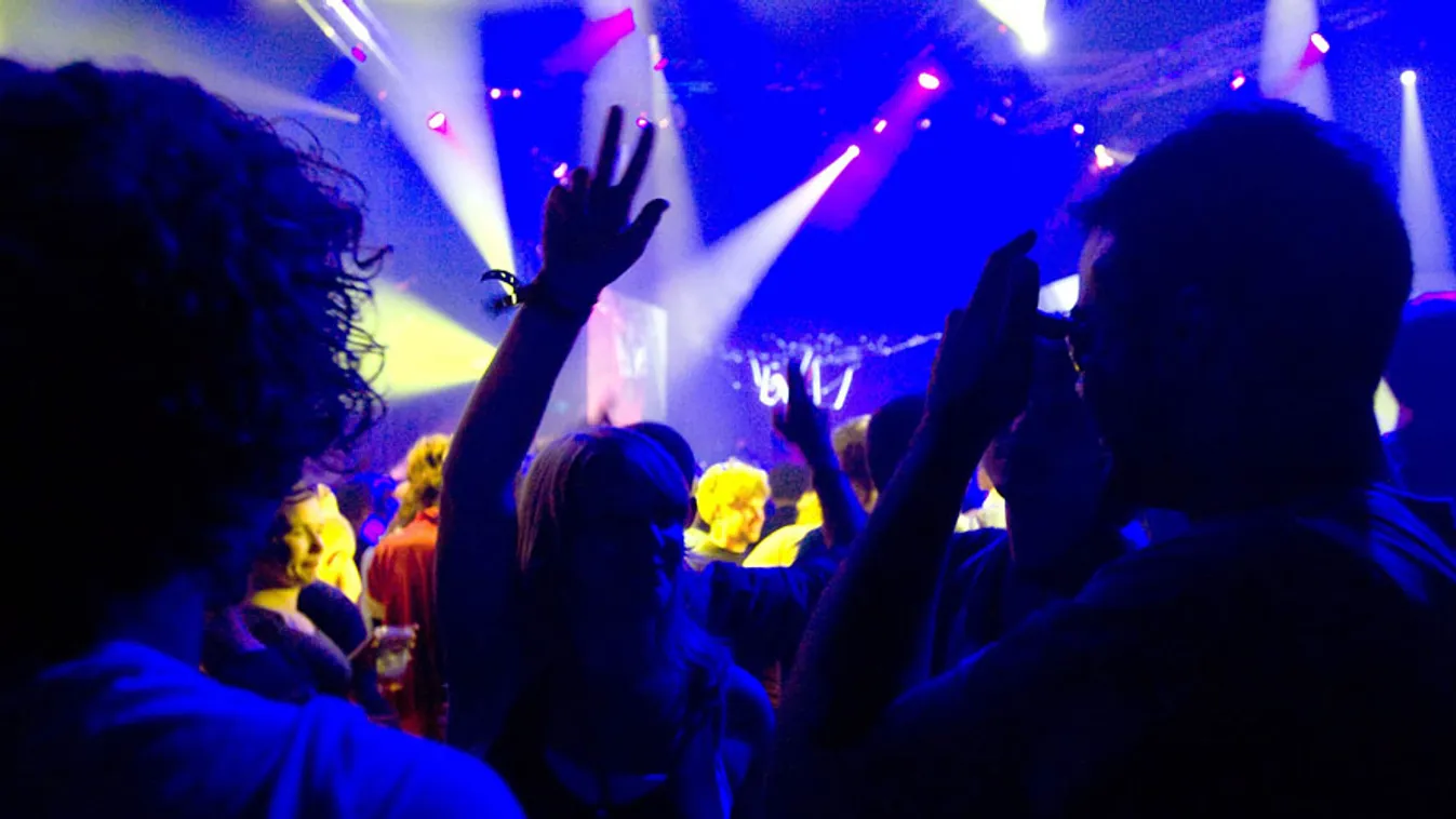 Hajógyári-sziget, szórakozóhely, disco, diszkó, parti, Táncolók a Medúza party zene sátorban a Sziget fesztivál első napján 2011.
