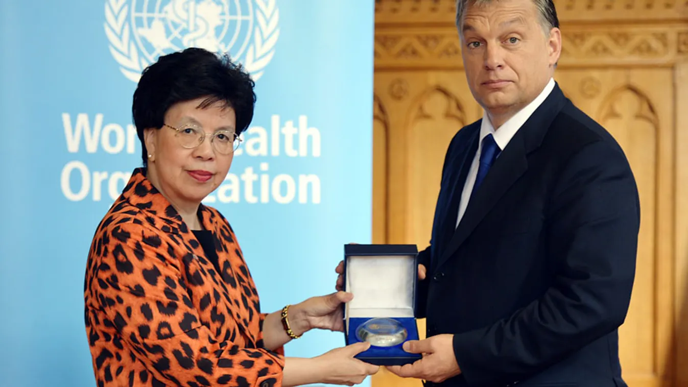 Margaret Chan, az Egészségügyi Világszervezet (WHO) főigazgatója a dohányzás visszaszorítása érdekében végzett munkájáért díjat ad át Orbán Viktor miniszterelnöknek az Országházban, 2013. október 8-án