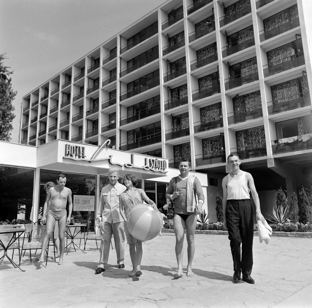 szállodagyár galéria hotel
LEÍRÁS
Magyarország,
Balaton,
Siófok
Petőfi sétány, Lidó Szálló.
ÉV
1965 