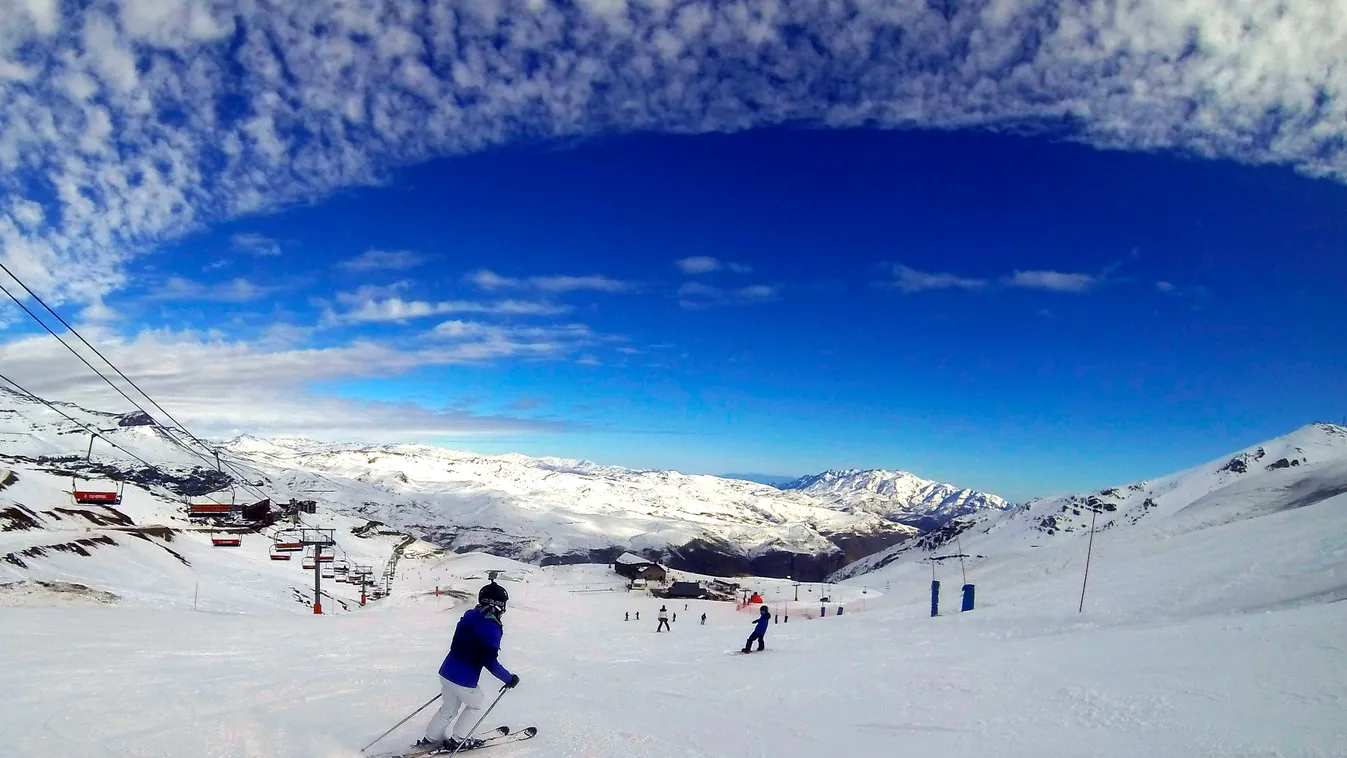 Valle Nevado, 2015. július 23.
Sípálya a Santiagótól 46 kilométerre keletre, az Andokban fekvő chilei síüdülőhelyen, Valle Nevadóban 2015. július 22-én, miután hivatalosan is megkezdődött a síszezon a dél-amerikai országban. (MTI/EPA/Felipe Trueba) 