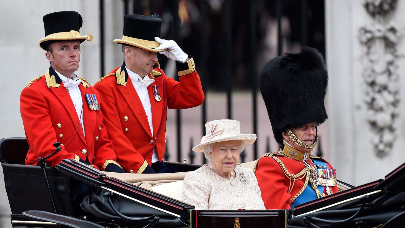 II. ERZSÉBET; Fülöp herceg London, 2015. június 13.
II. Erzsébet brit királynő a férje, Fülöp edinburghi herceg társaságában nyitott hintóban hajtat a Buckingham-palotából a hivatalos születésnapja alkalmából rendezett hagyományos zászlós díszszemlére (tr
