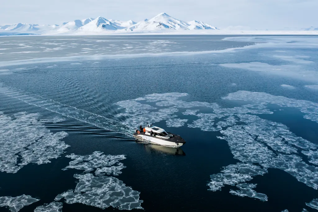 Svalbard, Antarktisz, antakrktisz turizmus, hibrid hajó, turizmus,  Hibrid hajó szállítja a látogatókat a mesés és zord Antarktiszra 