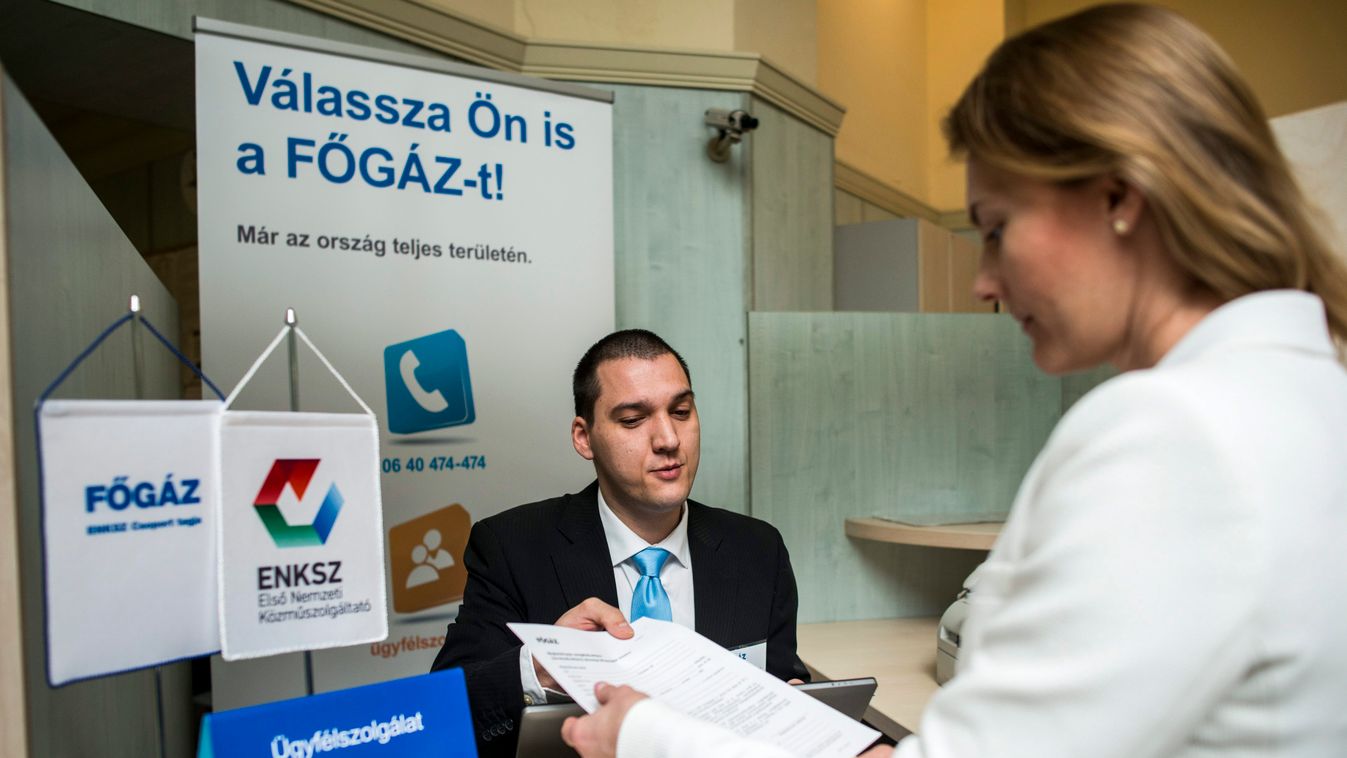 Pécs, 2015. április 2.
Az Első Nemzeti Közműszolgáltató Zrt. (ENKSZ) ügyfélpultja a pécsi 1-es postán 2015. április 2-án. A postán tartott sajtótájékoztatón bejelentették, hogy április 1-jén megkezdte működését ENKSZ a gázüzletágban.
MTI Fotó: Marjai Jáno