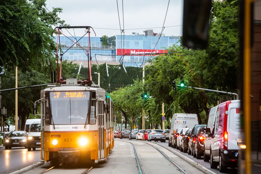 iskolakezdés, iskola, szeptember 1, maszk, diákok, sulikezdés, forgalom közlekedés dugó Budapest Margit körút 