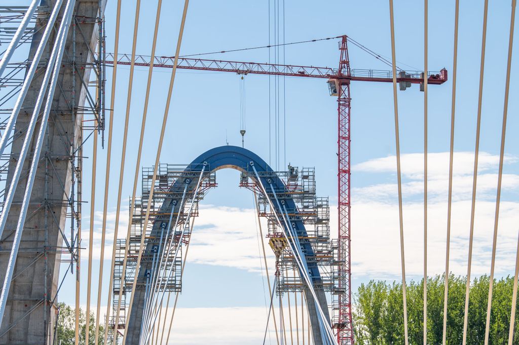 A Tisza-híd ferdekábeleinek befűzése és feszítése után a kábelek korrózióvédelme készül, illetve már a mederhíd pályalemez építése is zajlik az M44-es gyorsforgalmi út Tiszakürt és Lakitelek közötti szakaszán 