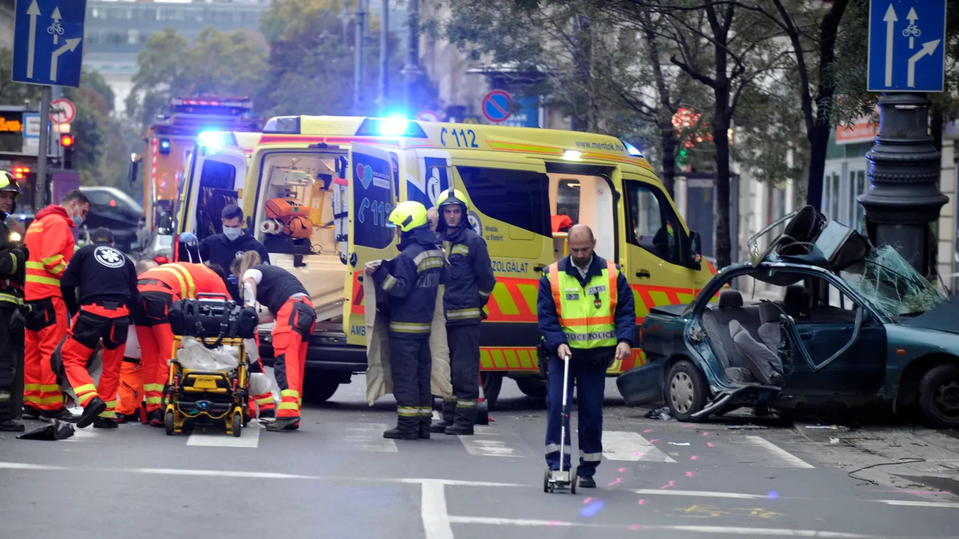 ÁLTALÁNOS KULCSSZÓ baleseti helyszín EGÉSZSÉGÜGYI SEGÉDESZKÖZ Foglalkozás halálos baleset hordágy KÖZLEKEDÉSI ESZKÖZ mentőautó mentős összetört jármű roncs SZEMÉLY TÁRGY tűzoltó Budapest, 2020. november 1.
Mentősök látják el az egyik sérültet a Károly kör