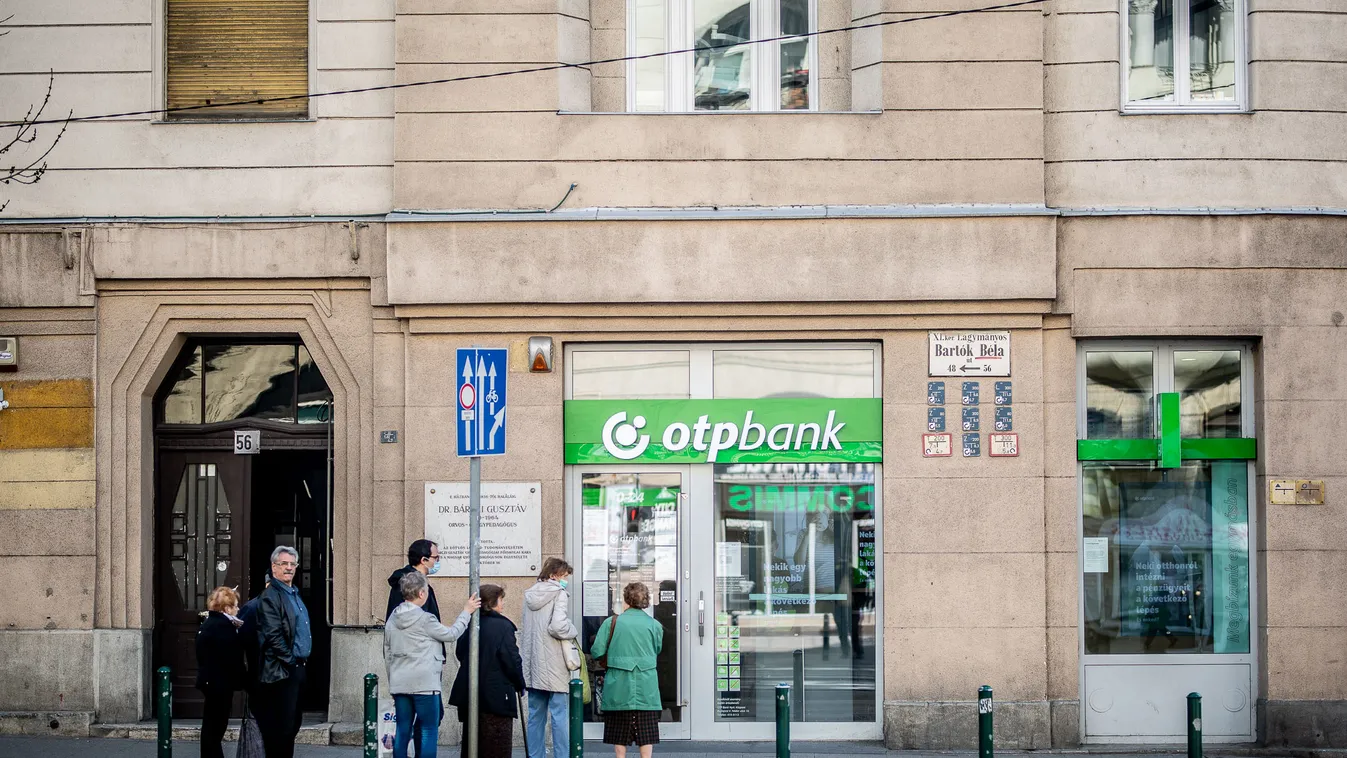 Koronavírus, nyugdíjas, idős emberek, utca, karantén, maszk, bank OTP bank, várakozás, sorok, járvány, betegség 