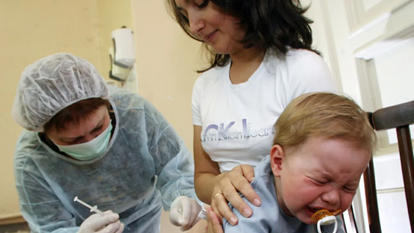 kombinált, kanyaró, mumpsz és rózsahimlő elleni oltást kap egy orosz csecsemő 