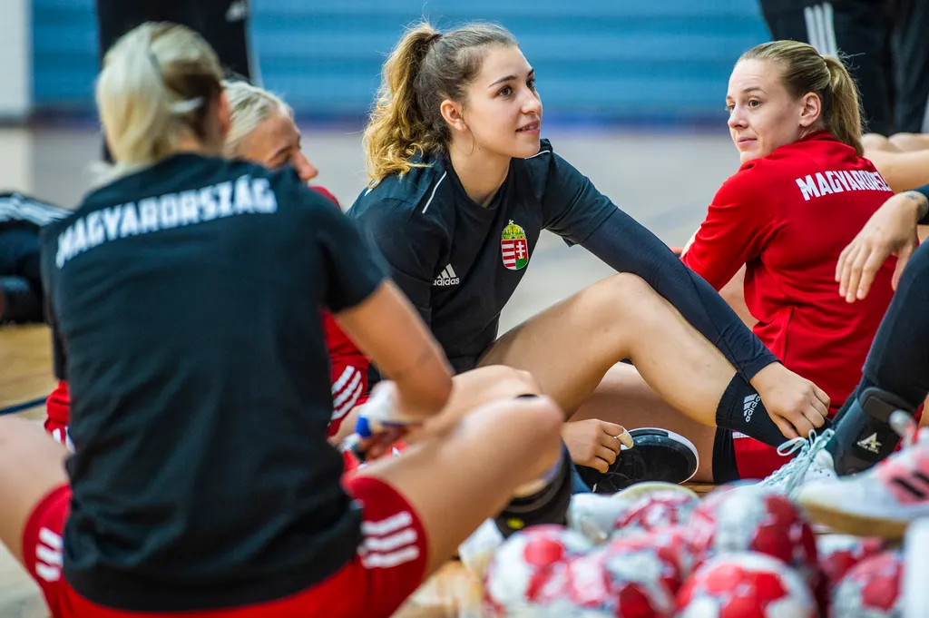 a női kézilabda-válogatott október 4. hétfőn 10:00 és 11:30 között sorra kerülő médianyilvános edzésére. Az edzés helyszíne a Sterbinszky Amália Sportcsarnok lesz. (BP, 13. ker, Fáy utca 58.) Lakatos Rita 