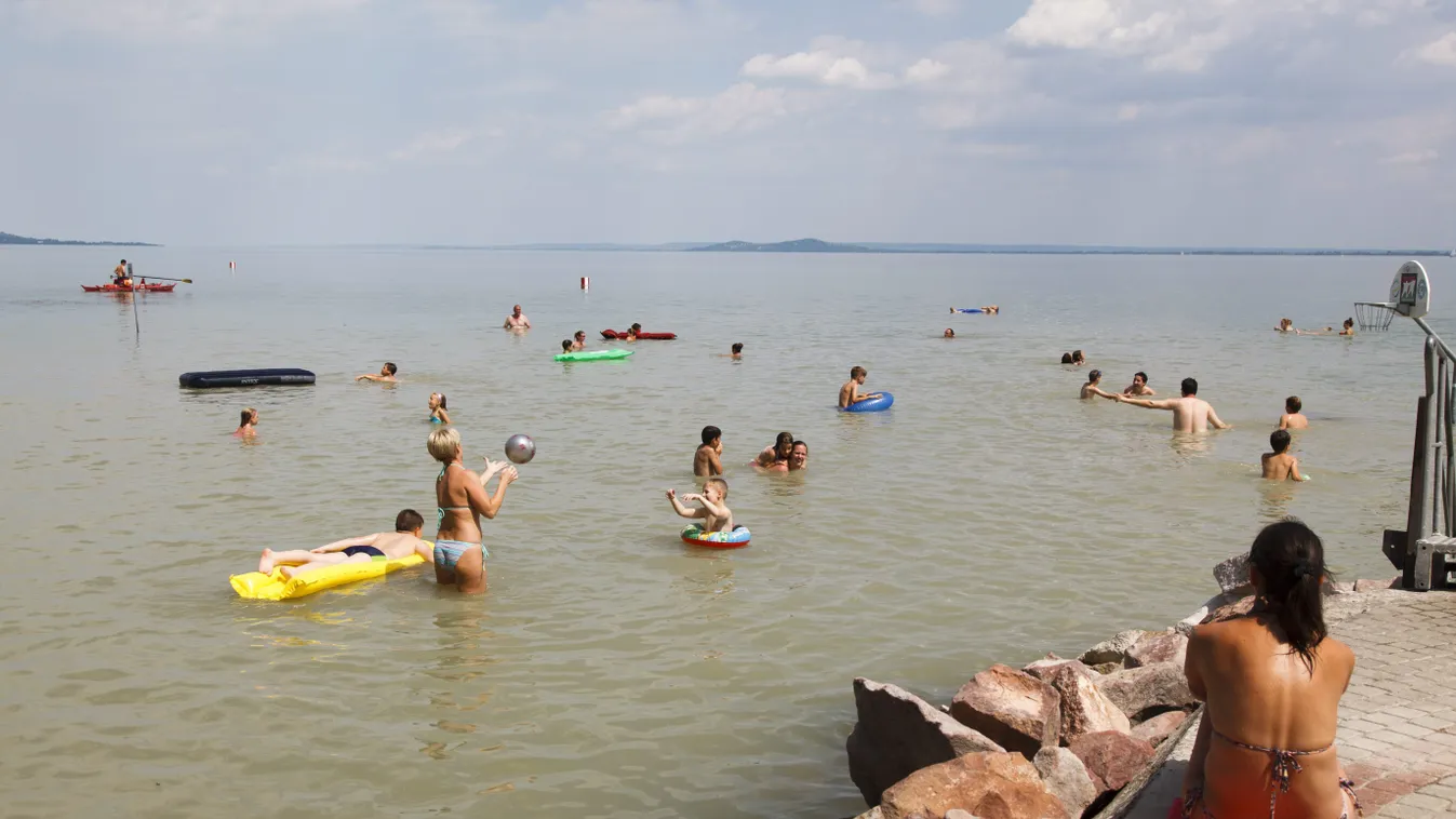 Balatongyörök, 2015. július 1.
Fürdőzők a Balatonban a balatongyöröki strandon 2015. július 1-jén.
MTI Fotó: Varga György 
