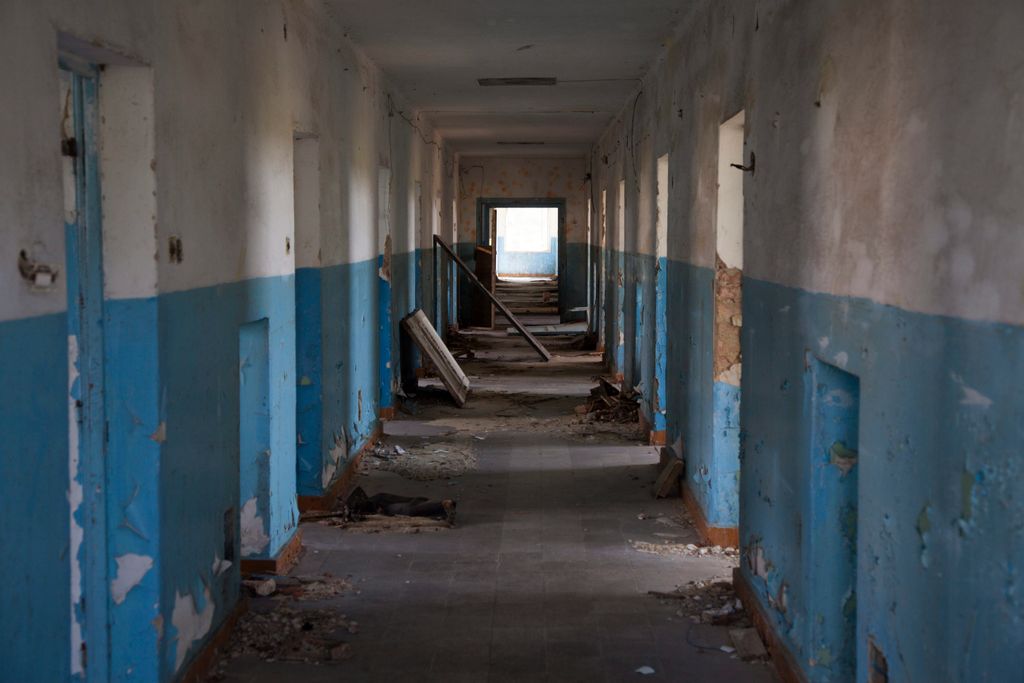 elhagyott épület belső folyosó FOTÓ FOTÓTÉMA laktanya 