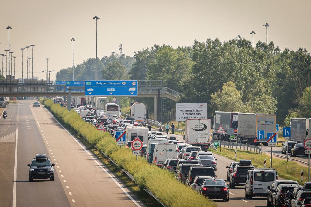 Több kilométeres torlódó kocsisor a Röszke és Horgosi határátkelők felé 2022 július 2-án Több kilométeres torlódó kocsisor a Röszke és Horgosi határátkelők felé 2022 július 2-án 