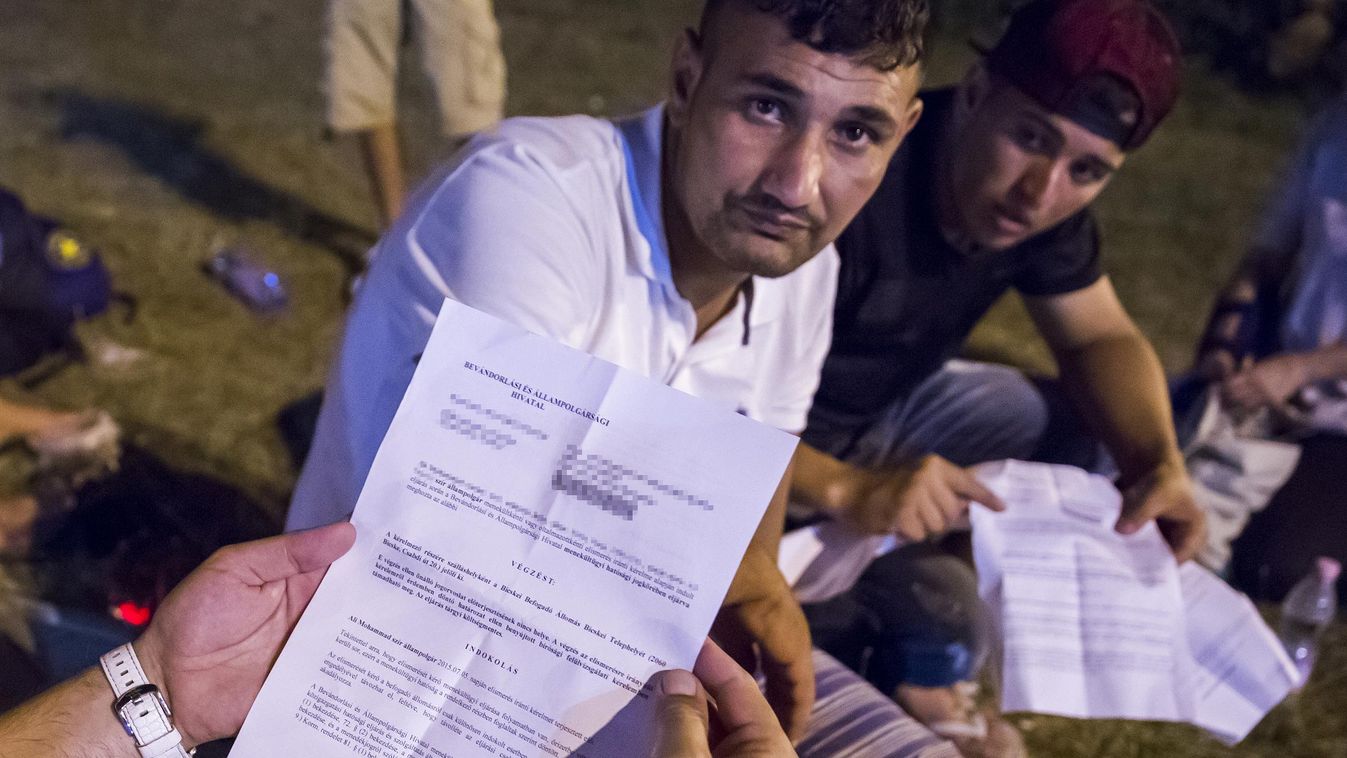 Menekült Menekültek Migránsok Menekült Menekültek Migránsok A Heti Betevő önkéntes szervezet ételosztása bevándorlóknak a kelenföldi pályaudvaron 