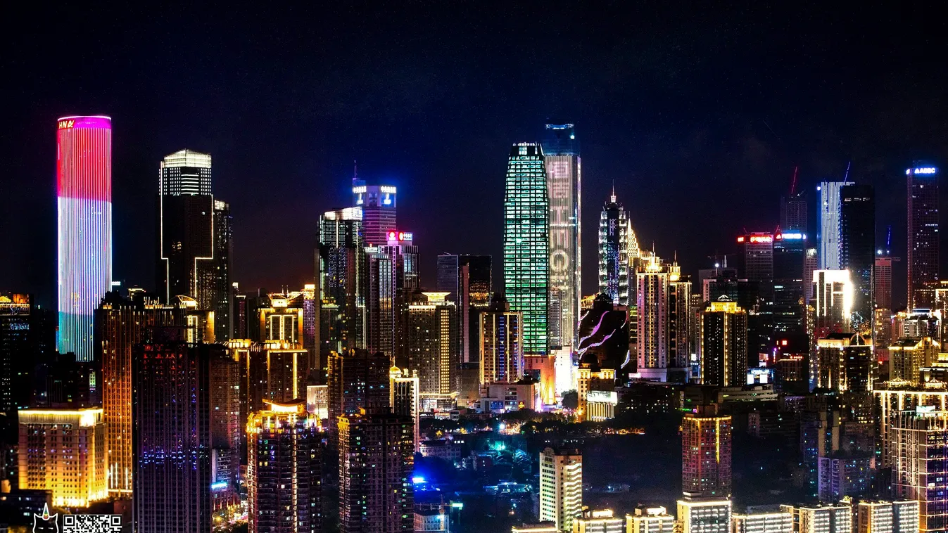 Kína, felhőkarcoló, magyar zászló, augusztus 20., fényfestés 