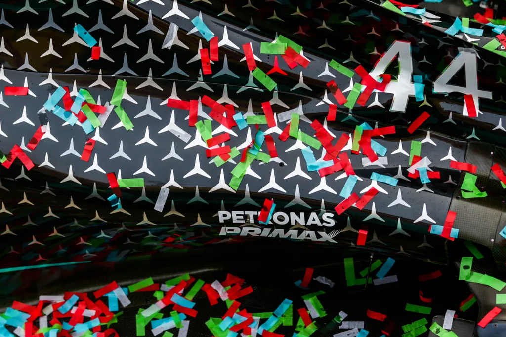 Forma-1, Emilia Romagna Nagydíj, Mercedes, Lewis Hamilton, Mercedes logo, Petronas logo 