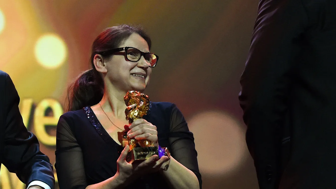 Enyedi Ildikó az Arany Medve-díjjal a 2017-es berlini filmfesztivál zárógáláján 
