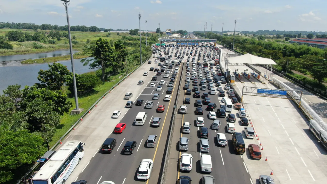 Thousands of cars return to Jakarta after Eid holiday Cikampek,Cikampek Highways,Eid al-Fitr,Eid holidays,Indonesia,Pe Horizontal 